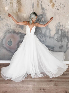 Elegant A-Line V-Neck Tulle Wedding Dress with Appliques OW493