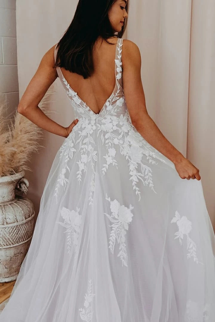 A Line V-neck Sleeveless Tulle Plus Size Wedding Dresses Lace Appliques